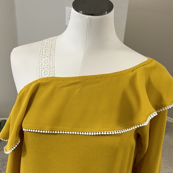 Kurta kameez pants off shoulder, mustard yellow white lace long sleeve - Picture 3 of 14